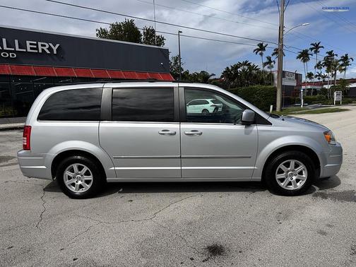 Bright Silver Metallic Clearcoat 2010 Chrysler Town & Country Touring