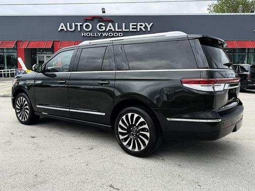 Manhattan Green Metallic Premium Colorant 2022 Lincoln Navigator Black Label