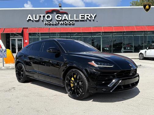 Black 2020 Lamborghini Urus Starlight roof