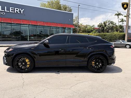 Black 2020 Lamborghini Urus Starlight roof