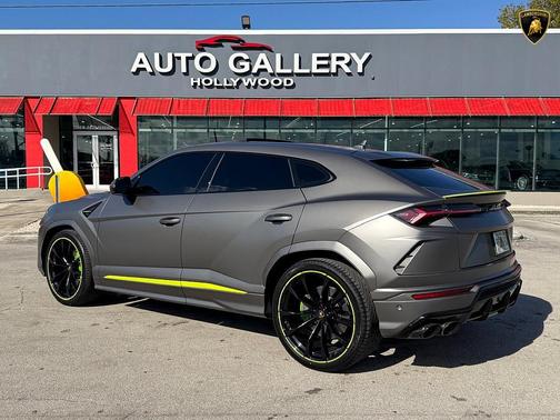 2022 Lamborghini Urus Graphite Capsule