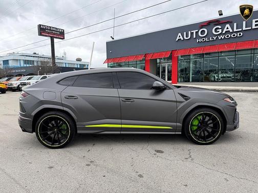2022 Lamborghini Urus Graphite Capsule
