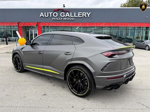 2022 Lamborghini Urus Graphite Capsule