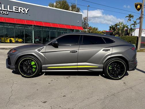 2022 Lamborghini Urus Graphite Capsule
