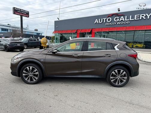 2018 INFINITI QX30 Luxury