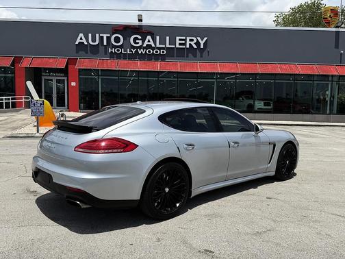 Rhodium Silver Metallic 2016 Porsche Panamera 4 Edition