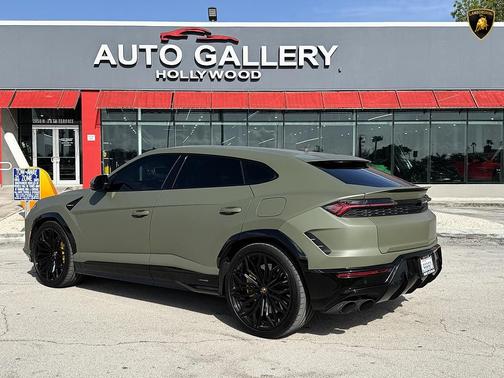 Verde Hydra Matt 2025 Lamborghini Urus SE