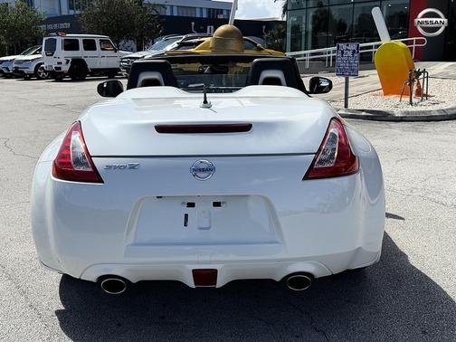 Pearl White 2016 Nissan 370Z Touring