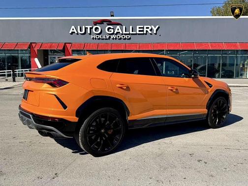 2021 Lamborghini Urus Pearl Capsule