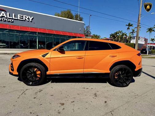 2021 Lamborghini Urus Pearl Capsule