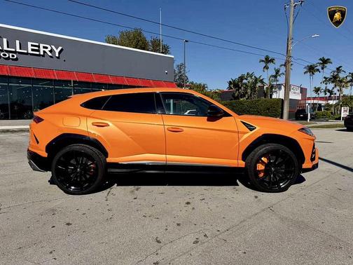 2021 Lamborghini Urus Pearl Capsule