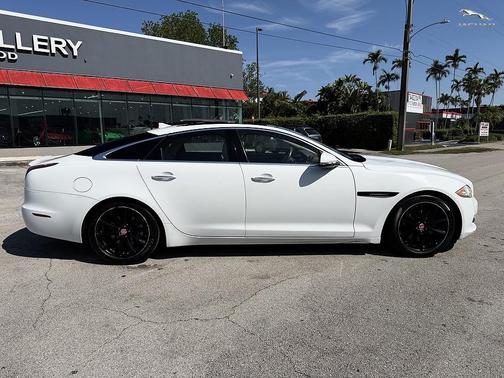 Polaris White 2014 Jaguar XJ Base