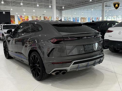 2021 Lamborghini Urus Pearl Capsule