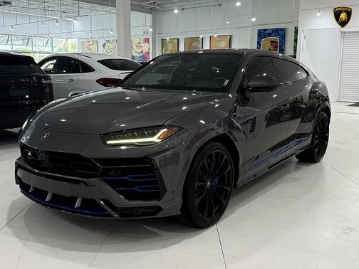 2021 Lamborghini Urus Pearl Capsule