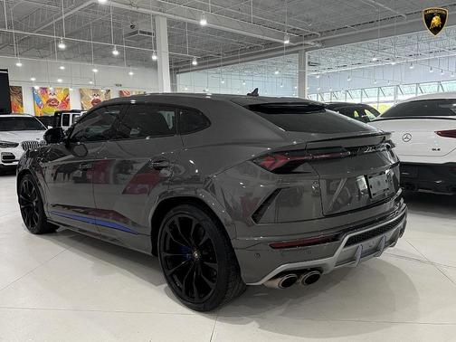 2021 Lamborghini Urus Pearl Capsule