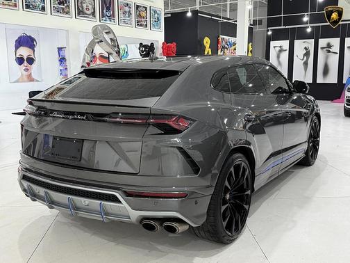 2021 Lamborghini Urus Pearl Capsule