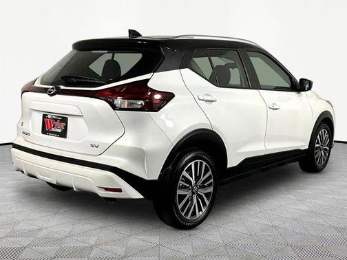 Aspen White / Super Black 2024 Nissan Kicks SV