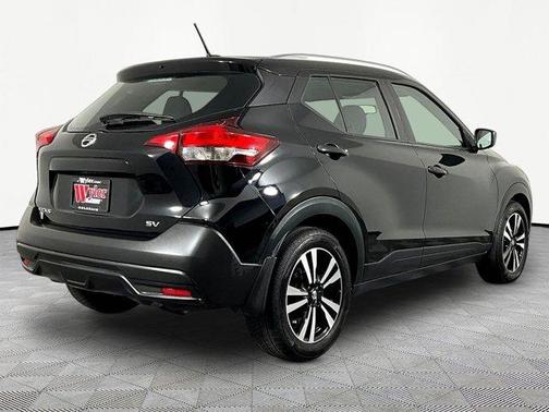 Super Black 2019 Nissan Kicks SV