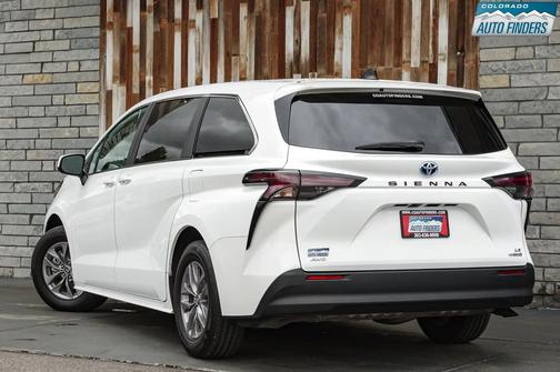 Ice Cap 2024 Toyota Sienna LE