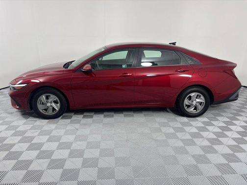 2024 Hyundai ELANTRA SE