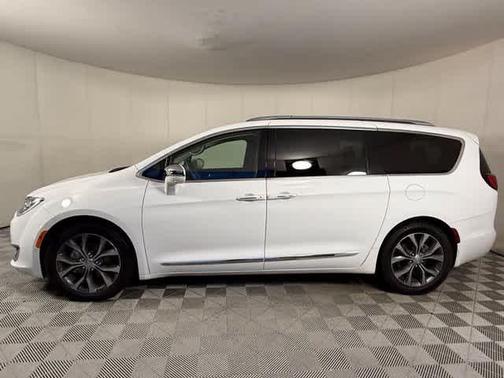 Bright White Clearcoat 2018 Chrysler Pacifica Limited