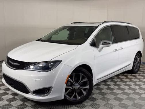 Bright White Clearcoat 2018 Chrysler Pacifica Limited