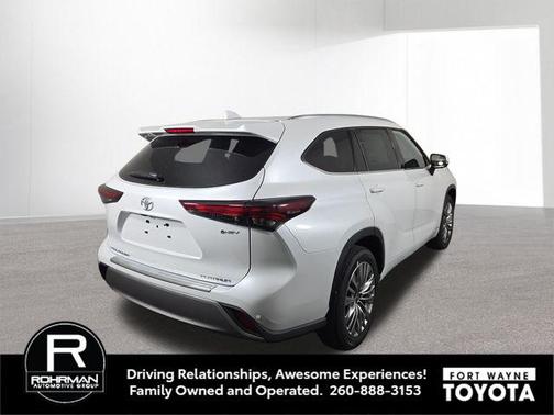 Wind Chill Pearl 2026 Toyota Highlander Hybrid Platinum