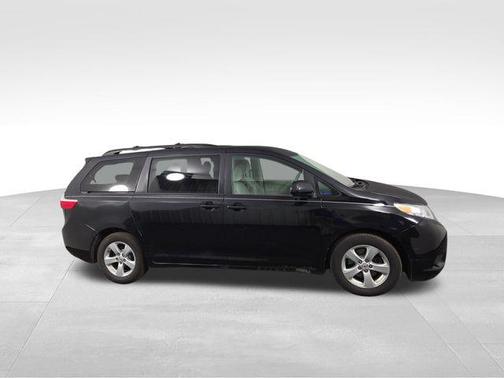 2017 Toyota Sienna LE