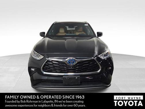 Midnight Black Metallic 2023 Toyota Highlander Hybrid Platinum