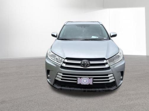 Celestial Silver Metallic 2017 Toyota Highlander XLE