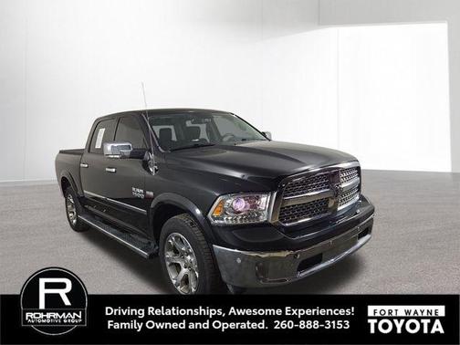 Brilliant Black Crystal Pearlcoat 2018 RAM 1500 Laramie