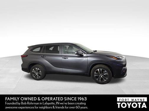 Magnetic Gray Metallic 2024 Toyota Highlander XLE