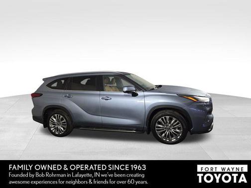 Moon Dust 2024 Toyota Highlander Platinum