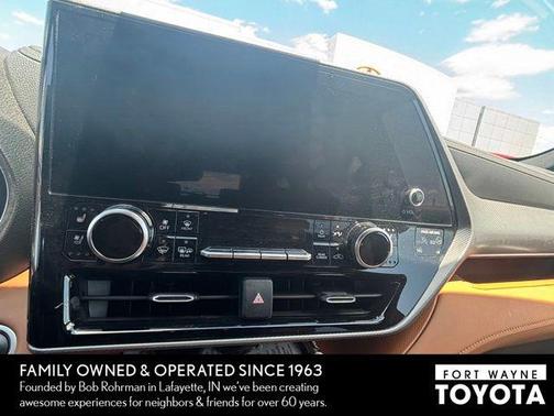 Moon Dust 2024 Toyota Highlander Platinum