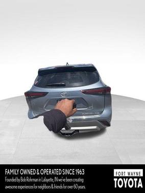 Moon Dust 2024 Toyota Highlander Platinum