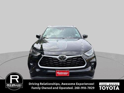 Midnight Black Metallic 2022 Toyota Highlander XLE