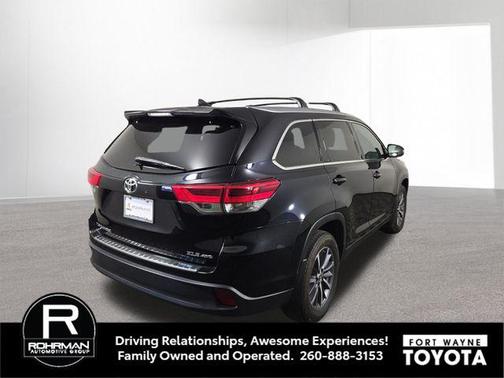 Midnight Black Metallic 2019 Toyota Highlander XLE
