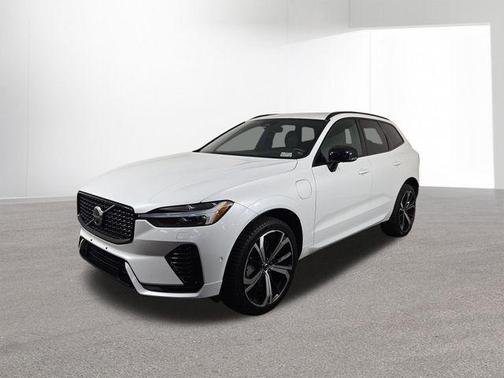 Crystal White Metallic 2022 Volvo XC60 Recharge Plug-In Hybrid T8 R-Design