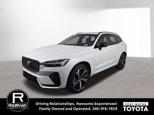 Crystal White Metallic 2022 Volvo XC60 Recharge Plug-In Hybrid T8 R-Design