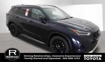 Midnight Black Metallic 2025 Toyota Highlander XSE