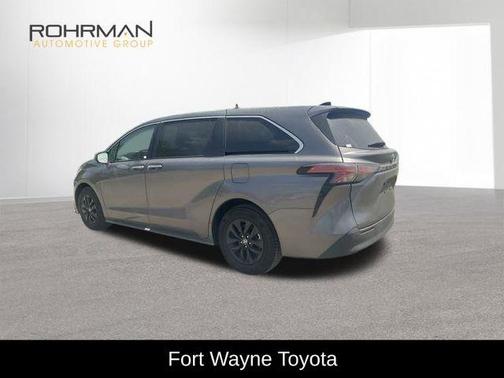 2022 Toyota Sienna XLE 8 Passenger