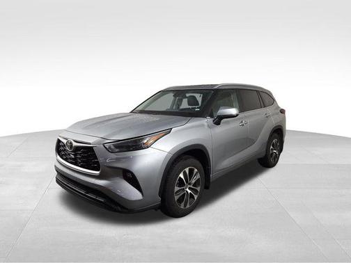 Celestial Silver Metallic 2025 Toyota Highlander XLE