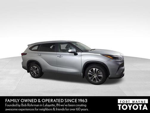 Celestial Silver Metallic 2025 Toyota Highlander XLE
