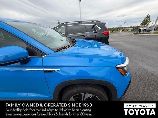 Cornflower Blue 2024 Volkswagen Taos 1.5T SE