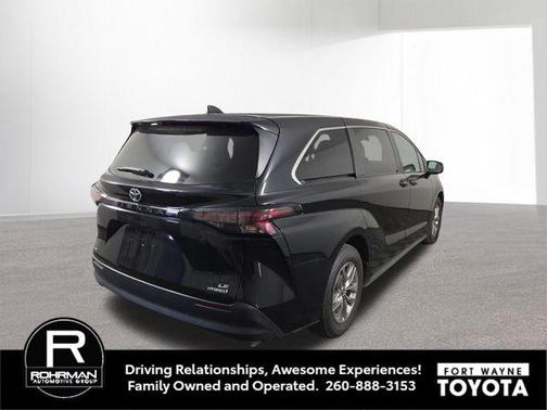 Midnight Black Metallic 2024 Toyota Sienna LE
