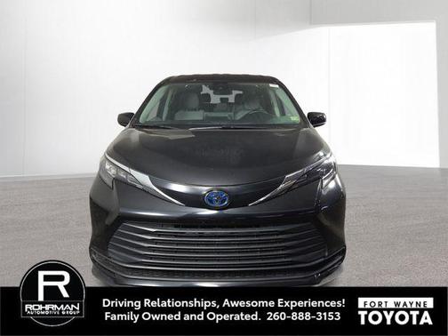Midnight Black Metallic 2024 Toyota Sienna LE