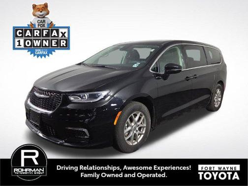 Diamond Black Crystal Pearlcoat 2024 Chrysler Pacifica Touring L