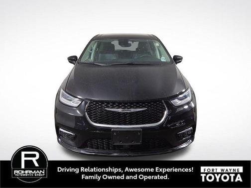 Diamond Black Crystal Pearlcoat 2024 Chrysler Pacifica Touring L