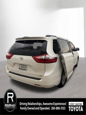Blizzard Pearl 2017 Toyota Sienna XLE Premium