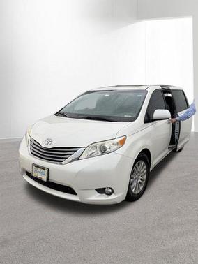 Blizzard Pearl 2017 Toyota Sienna XLE Premium